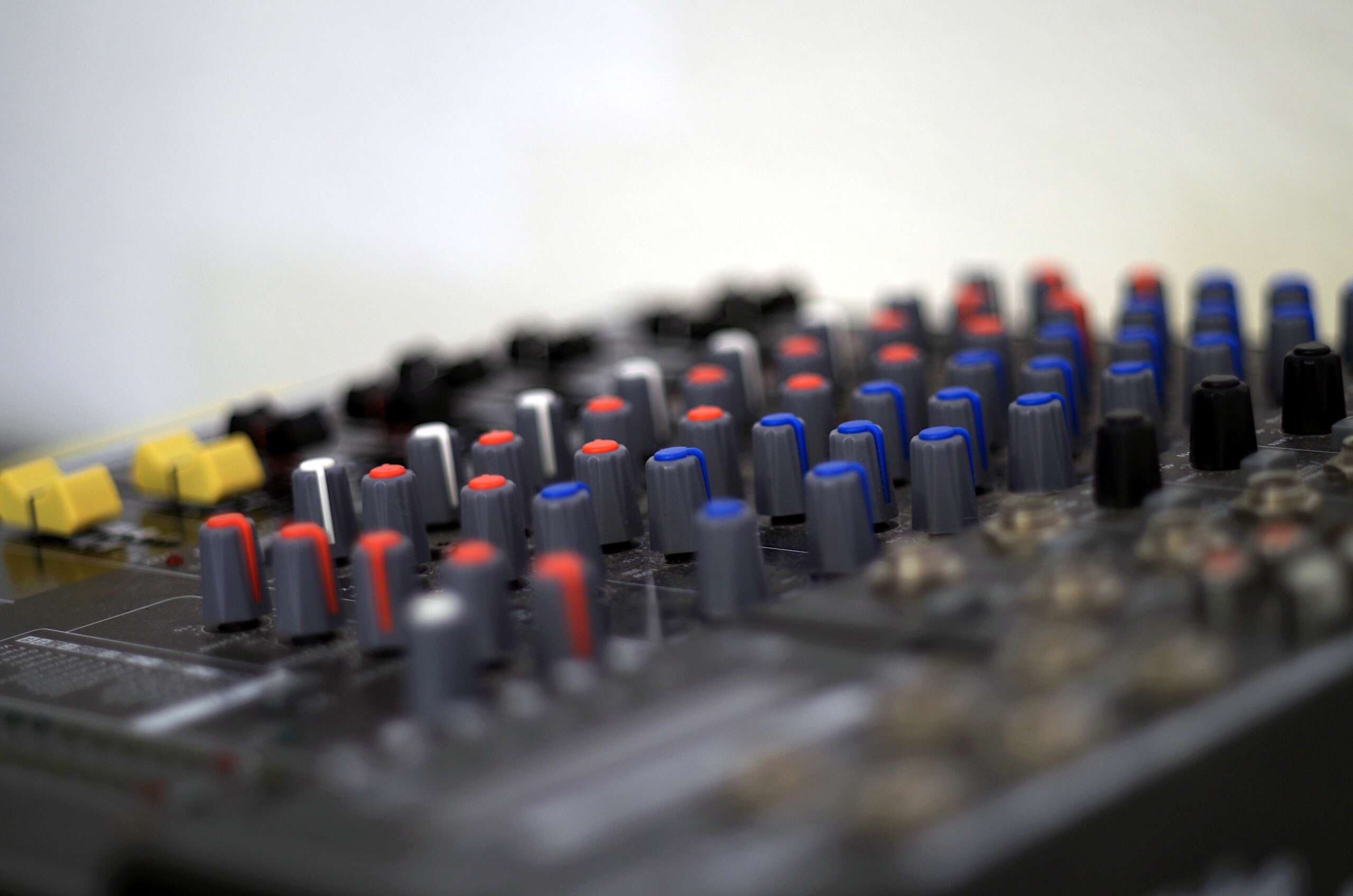 Anlage mieten: Mischpukt the t.mix xmix 1202 FX USB – Dennis Feierabend