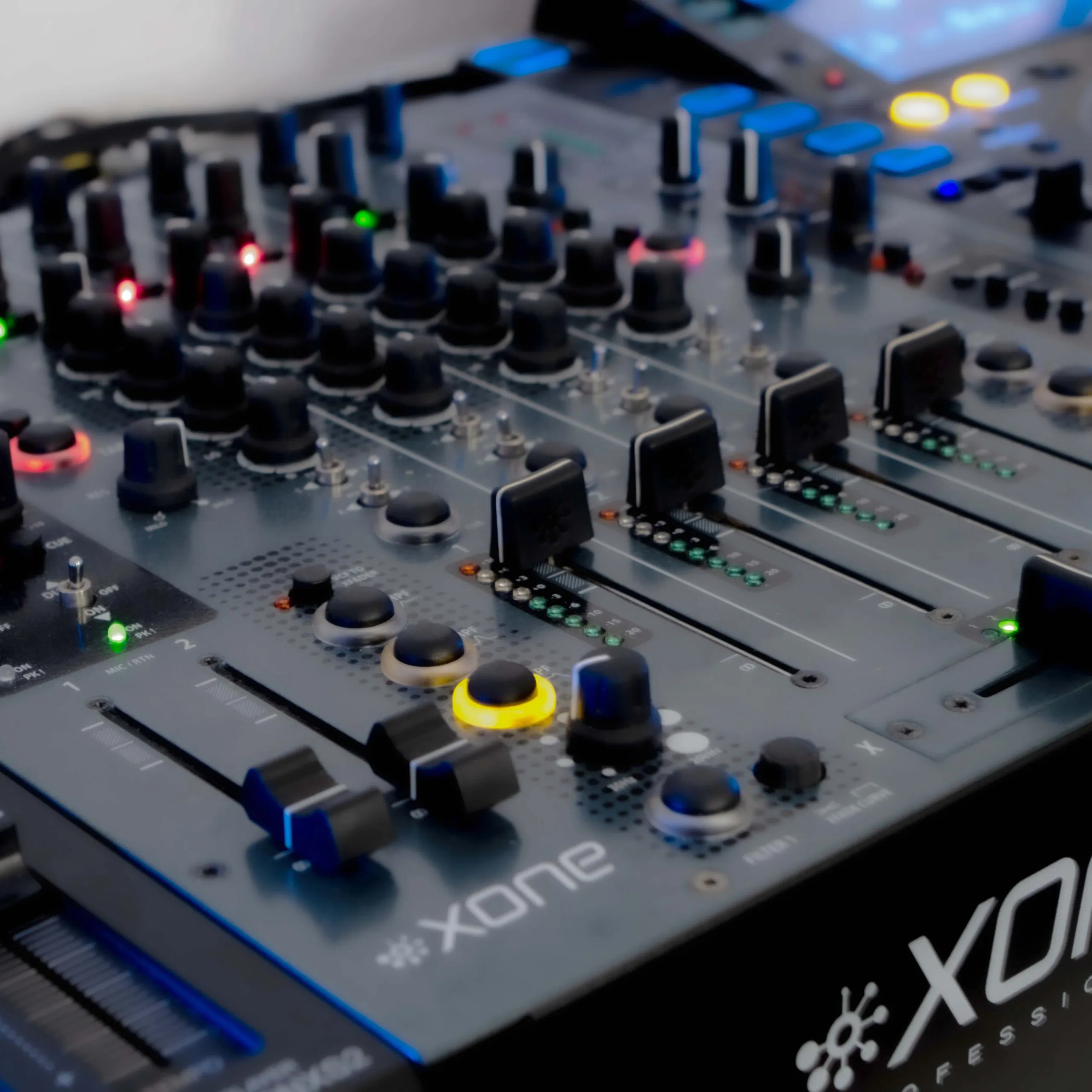XONE 92 DJ Mixer_Dennis Feierabend_Seitlich_Quadratisch